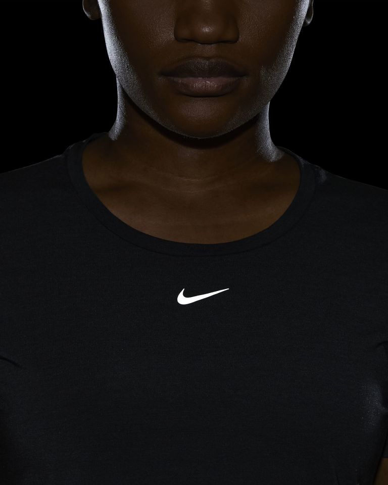 Nike Dri-Fit Uv One Luxe Standart Kesimli Kısa Kollu Kadın Üstü