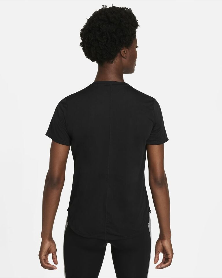Nike Dri-Fit One Standart Kesimli Kısa Kollu Kadın Üstü