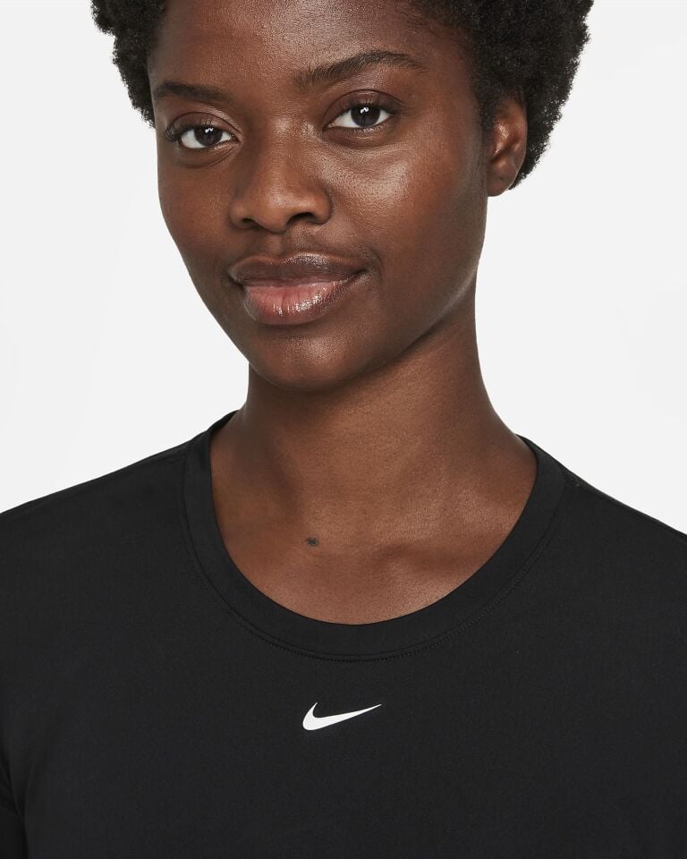 Nike Dri-Fit One Standart Kesimli Kısa Kollu Kadın Üstü