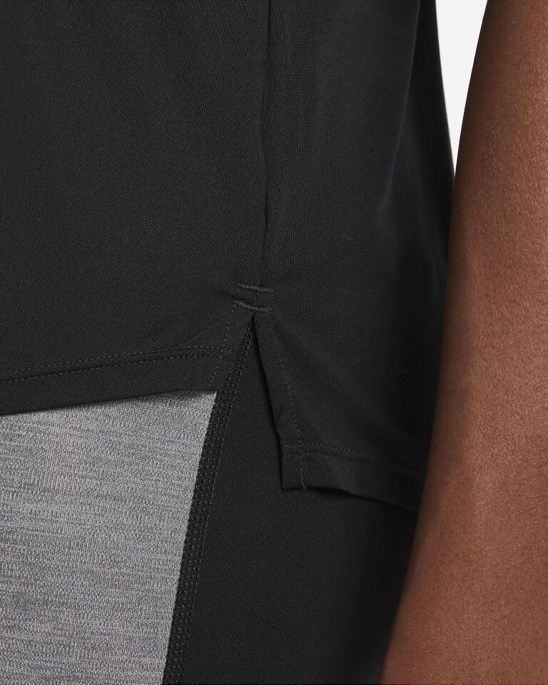 Nike Dri-Fit One Standart Kesimli Kısa Kollu Kadın Üstü