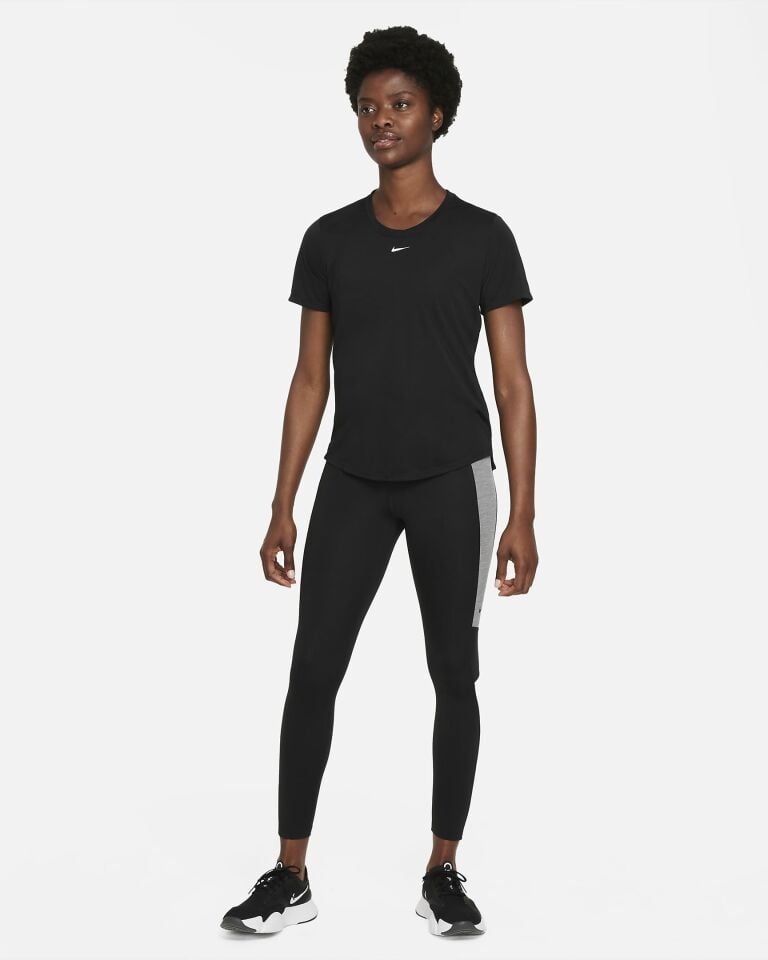 Nike Dri-Fit One Standart Kesimli Kısa Kollu Kadın Üstü