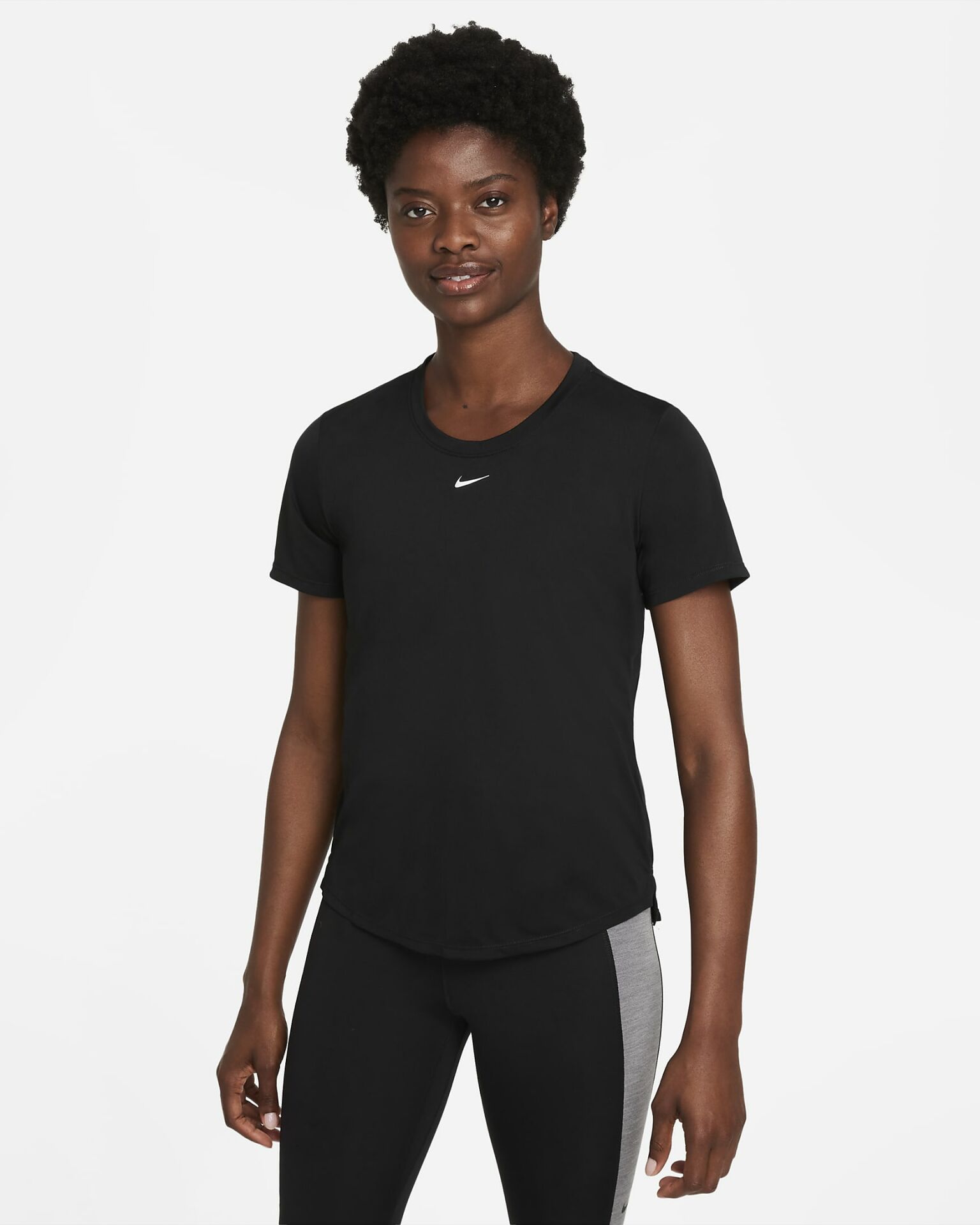 Nike Dri-Fit One Standart Kesimli Kısa Kollu Kadın Üstü